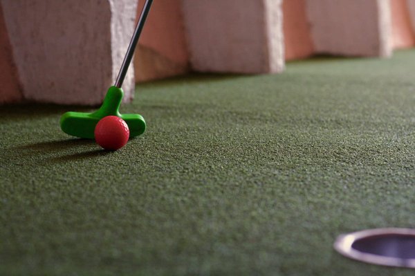 Quelles sont les stratégies pour créer un mini-golf dans votre jardin pour des moments familiaux amusants ?